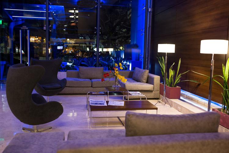 Lobby moderne avec une vue magnifique sur la cañada. Howard Johnson & Suites Córdoba 