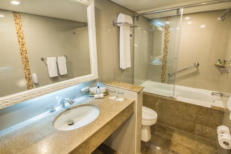 Salle de bain de la suite junior avec baignoire ghl hotel hamilton Hôtel GHL Collection Hamilton Bogota