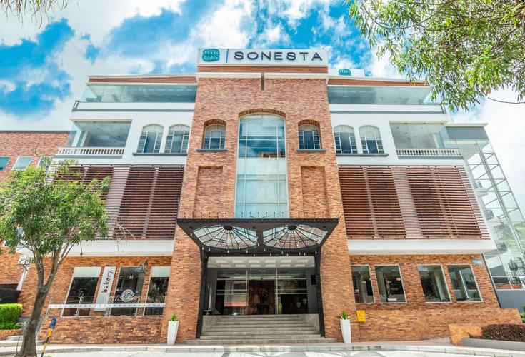 Façade Sonesta Hotel Loja